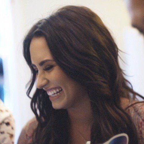 swaglilbieber's tweet photo. Cara eu amo tanto a Demi, foi ela que me ensinou a me respeitar sabe, ser honesta comigo mesma, entender que está tudo bem sentir muito, com ela que aprendi a me aceitar e me amar do jeito que sou ❤   Obrigada por não desistir de mim Demi #HowDemiHasHelpedMe https://t.co/20Vq9nJLk6
