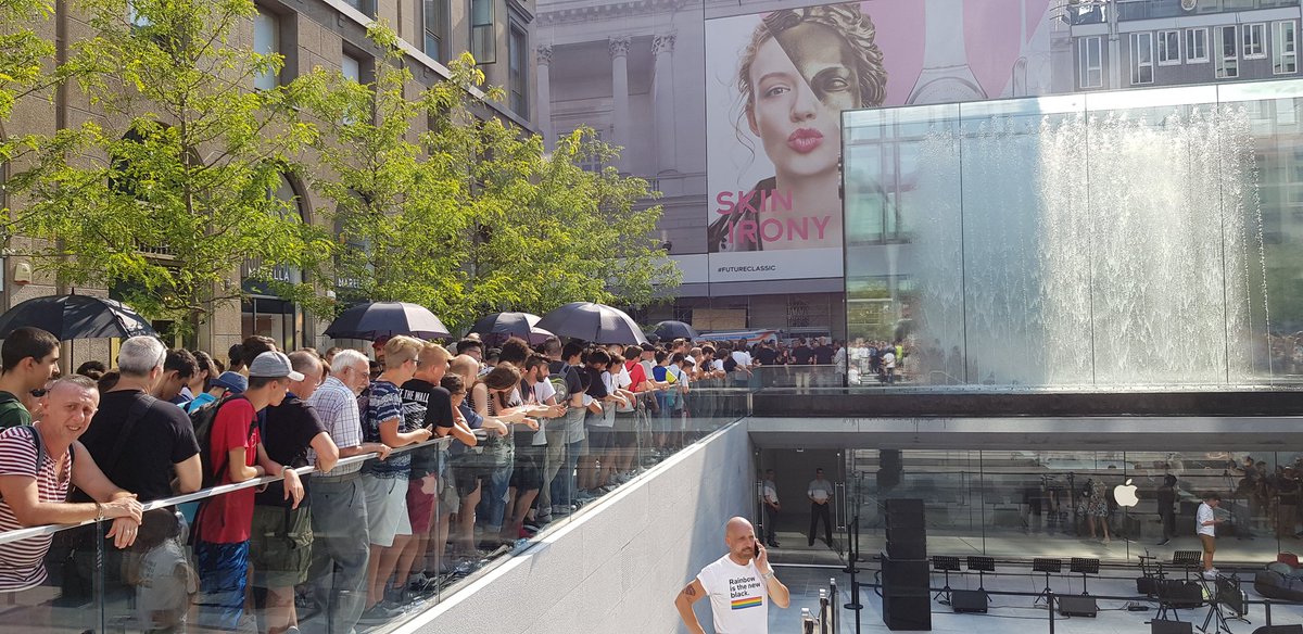 manageritalia's tweet photo. Inaugurazione #Apple #store #Milano Benvenuti allo show! #LongLiveRetail https://t.co/QPGyeSqX6i