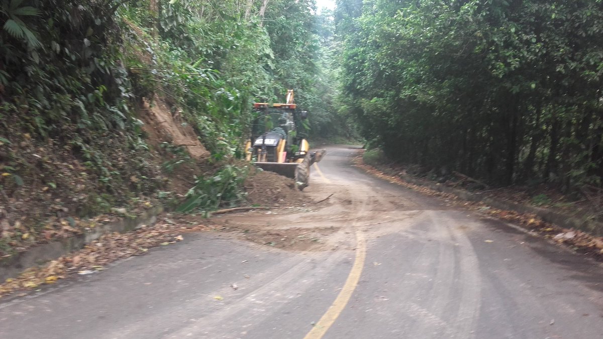 La <a href="/GoberCaldas/">Gobernación de Caldas</a> con Secretaría de Infraestructura  <a href="/luisgiraldof/">Luis Alberto Giraldo Fernández</a> en convenio con Juntas de acción Comunal realizan roceria a la via Samaná - Cañaveral #Emvias 
#CombosdeMaquinaria <a href="/emviasmanizales/">Emvias Caldas</a>