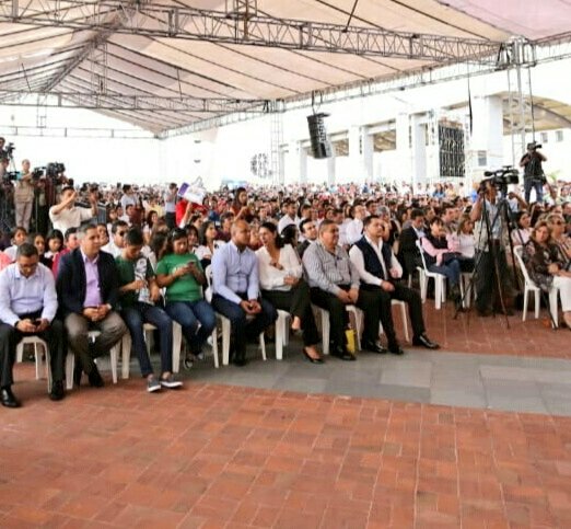Gober_LosRios's tweet photo. Gobernador @DrCamiloSalinas participa junto a @marialevicuna en acto de entrega de líneas de crédito @BancoPacificoEC para el fortalecimiento de la Economía Popular y Solidaria #GeneramosEmpleos https://t.co/28i3cIQiAj