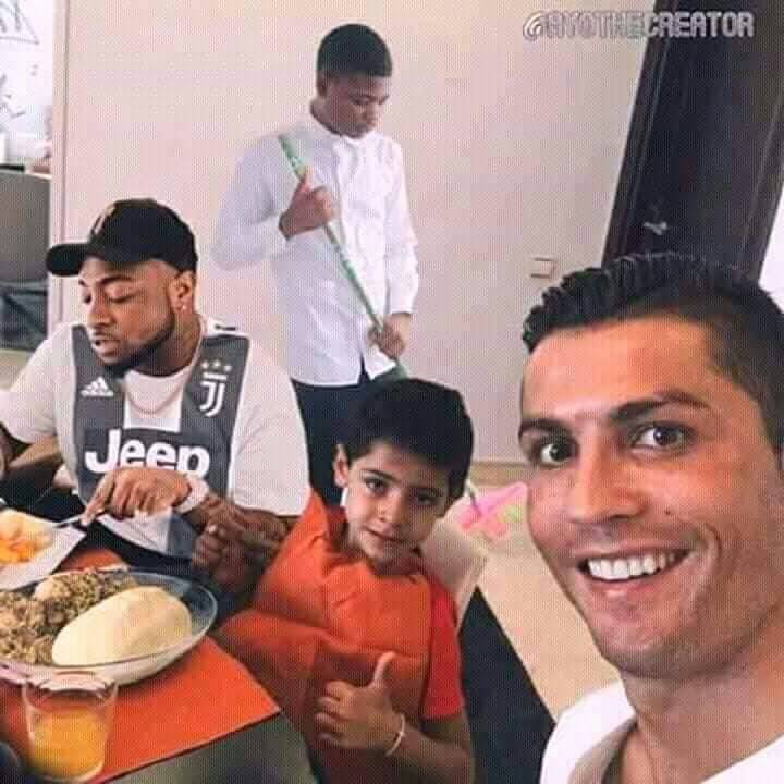 Serieux le gar la fait quoi derriere Davido