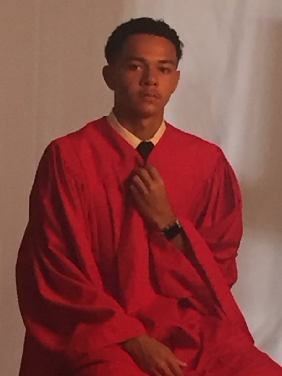 ChristyRand12's tweet photo. Just sitting here getting emotional at my Muffin’s senior pics 😢. Where does the time go? #DanielisGROWN #lastone #almostemptynester #tallybound https://t.co/DYUQWpvBov