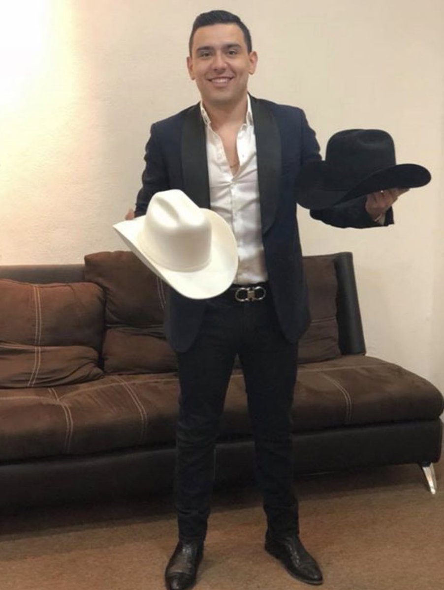 LibanGarza's tweet photo. Negro o blanco???? https://t.co/tFCURUXFOH