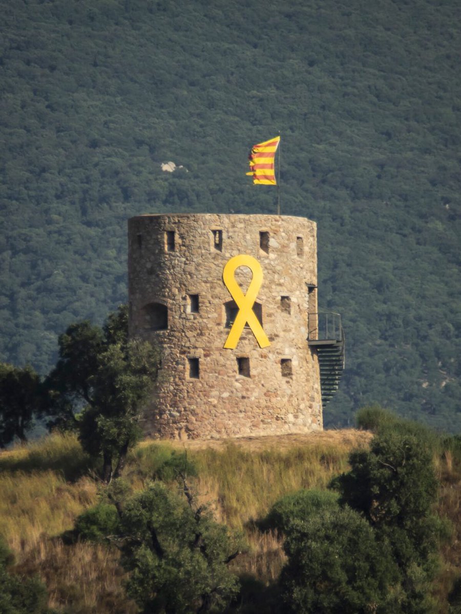 Ara hi és, ara no, ara si. Després d'unes hores d'angoixa, reapareix el llaç groc a la torre de #lajonquera #AraTaAraNoTaAraTa @Pdemocratacat @Esquerra_ERC @CridaLlibertat