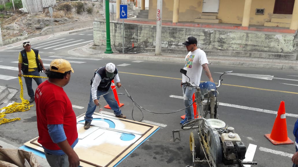 manta_alcaldia's tweet photo. ¡Seguimos💪!

Personal de la DMT, realiza trabajos de señalización sobre los parqueos ubicados a lo largo de la #Avenida24 y #Calle13 🚦👨🏼‍✈. https://t.co/sEadC8Yw64