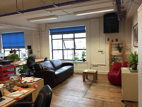 77StokesCroft's tweet photo. We have desks available in our airy, light, and friendly co-working space https://t.co/sOauH5RyVI Come and say hello :) https://t.co/a8ErfvQ4IY