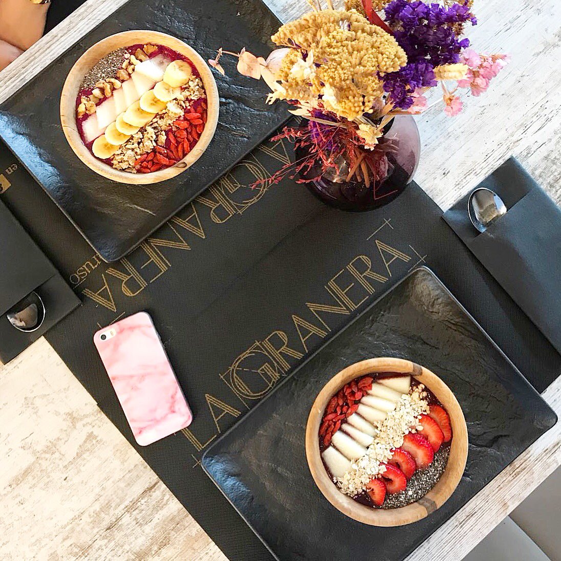 BlogandCoffee1's tweet photo. 🥣🌿🍓Probando el popular Açaí Bowl en @MasGranera 💚Es un desayuno saludable,nutritivo y saciante,perfecto para empezar el día con energía💛 #MomentosGranera #Blogandcoffee #AçaíBowl #Foodie #Coruña https://t.co/RedoOZ4EEM