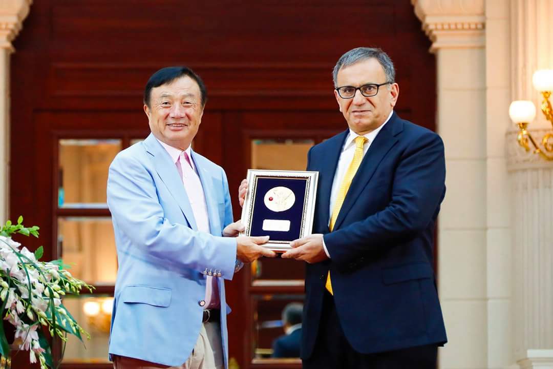 mordecaiholtz's tweet image. Today at @Huawei HQ in Shenzhen, a special award was presented to Turkish professor Dr. Erdal Arikan, the inventor of #PolarCodes for #5G, in recognition of his outstanding contribution to the development of communications technology
huawei.com/en/press-event… #tech