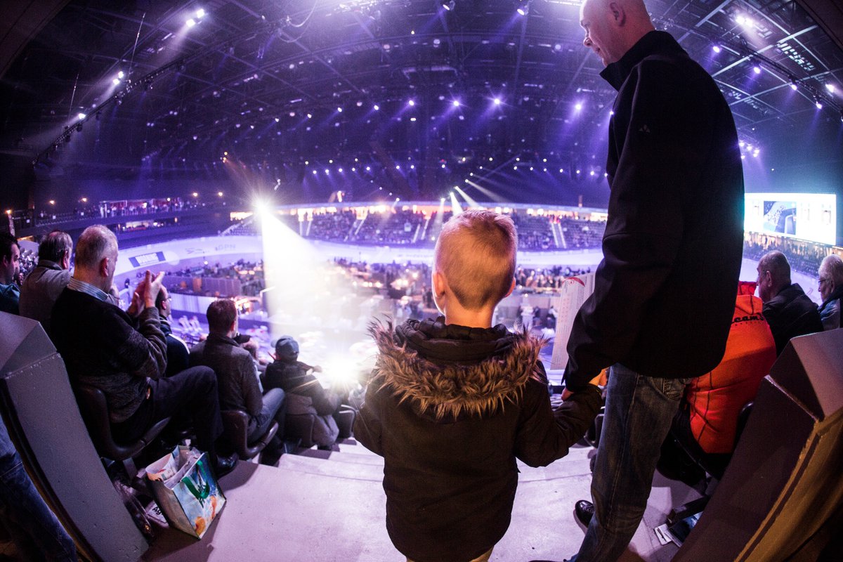 Is het hele huis gek op wielrennen of je vriendengroep? Ga dan samen naar de Wooning Zesdaagse en beleef de felle wielerstrijd in de koppelkoers, achter de derny en op de sprint! Familiekaarten voor de dagsessie op zondag 6 januari zijn nu verkrijgbaar: ticketmaster.nl/event/225425