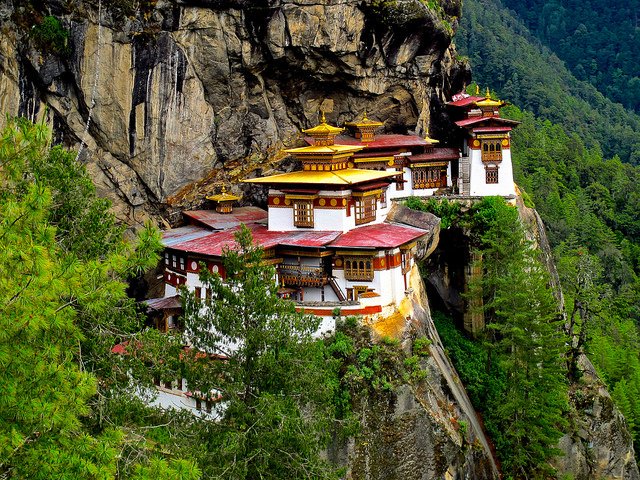 Бутан состояние. Королевство бутан (Bhutan). Paro Taktsang бутан. Королевство бутан достопримечательности. Монастырь Пунакха-дзонг.