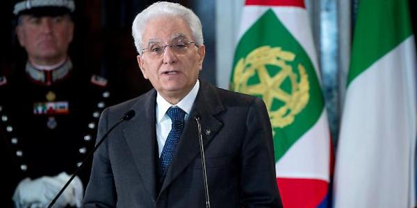 fulgur_semper's tweet photo. "Questa è una barbarie e deve suscitare indignazione”. A dirlo è il presidente della Repubblica #Mattarella in occasione cerimonia #Ventaglio , in riferimento bambina rom colpita alla schiena a Roma. #Giustissimo ma siamo indignati anche per #Pamela che Lei ha dimenticato. https://t.co/LqzDSvY7JX