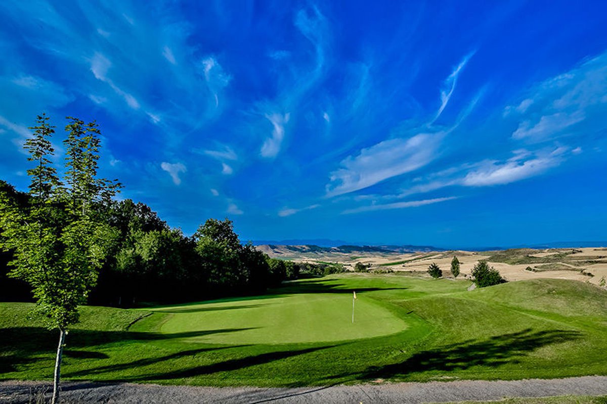 Fine wine, golf and tapas: What's not to like? Especially when you can find it all in one place. Take an closer look at Spain's Rioja region:  ow.ly/aJQY30l7WsI. #spain #travel #wine #golf #tapas #destinations #thirstythursday