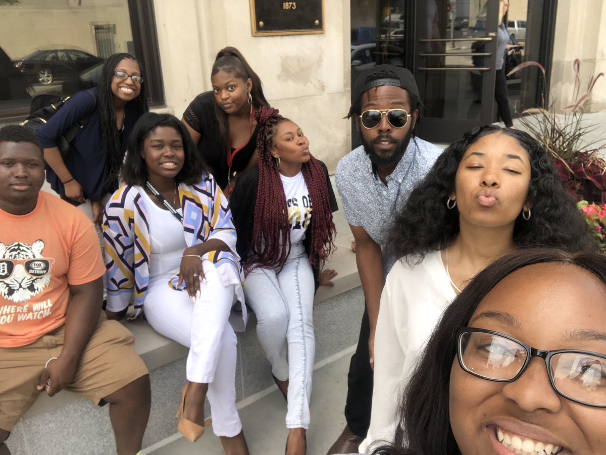 MogulPrep's tweet photo. Take selfies because these are the days that we live for -@shvwnyy 🙃 @MogulPrep Interns at @quickenloans! #Detroit #QuickenLoans #BigSean #MogulPrep https://t.co/wenlgQ8b1p