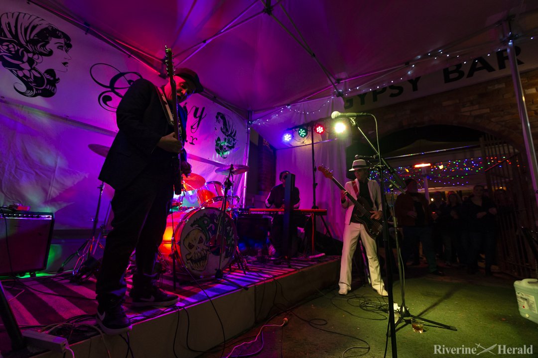 riv_snappers's tweet photo. 🔥🎸 Red hot Winter Blues photos. 📸 Luke Hemer.

More here https://t.co/5iveEeEYWr

@winterbluesfest @RiverineHerald 

#photography #galleries #winterblues #echuca https://t.co/8sMwPuUIf5