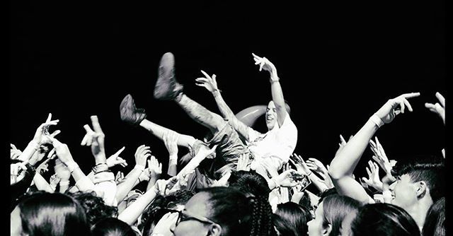 eltrapicista's tweet image. No soy profeta en mi tierra chico soy como un apóstol 😇
•
•
•
#mańana #27julio #laliamos #prazadaquintana #santiagodecompostela #entradagratuita #libratour #erin #erinlautopiadelnorte @lautopiadelnorte @dogfluteclothing 📸 @andreacarleos ift.tt/2LpvLmx