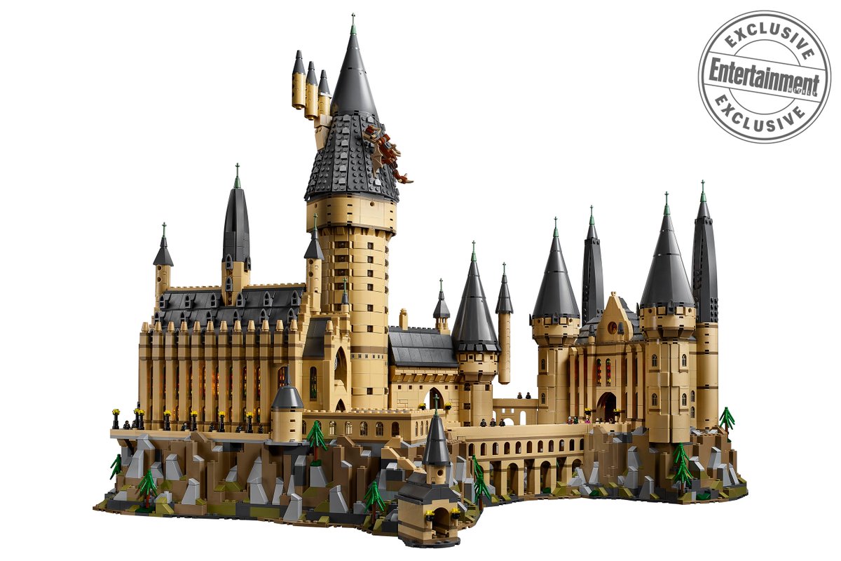 Fiffykung's tweet photo. รอบนี้ Lego โหดมาก ออกชุด Harry Potter เป็นปราสาทโรงเรียน Hogwarts ถือเป็นชุดที่ใหญ่ที่สุดในชุด Harry Potter เพราะมี 6,020 ชิ้น ราคา $399.99 (ประมาณ 13,300 บาท) เริ่มขาย 1 ก.ย.นี้ https://t.co/BoKSh34Ga2