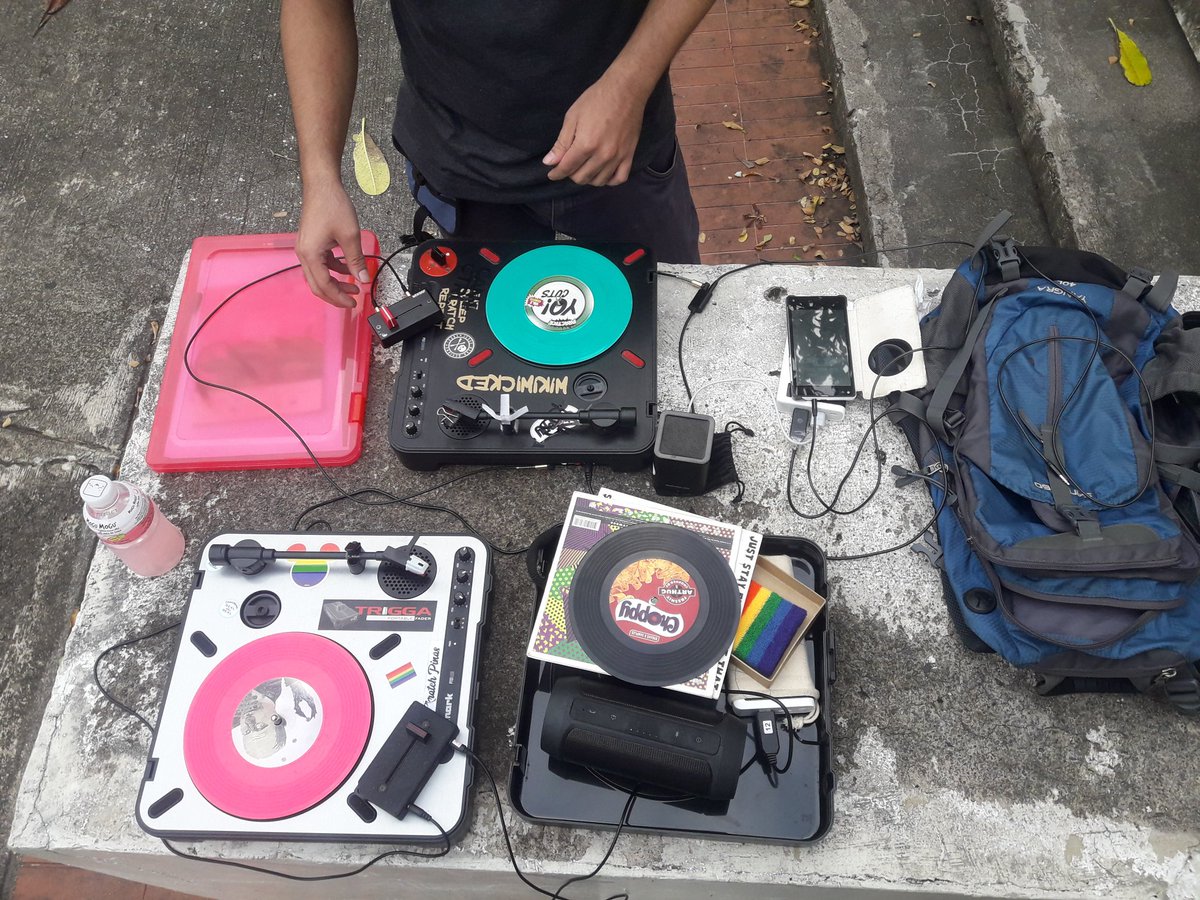MarceLex11's tweet photo. Setup earlier today.
Scratchy scratchy with embisetady
Paikot ikot ng UP
#portablist #portsblism #portablescratch #music https://t.co/VRWe4hHMtF