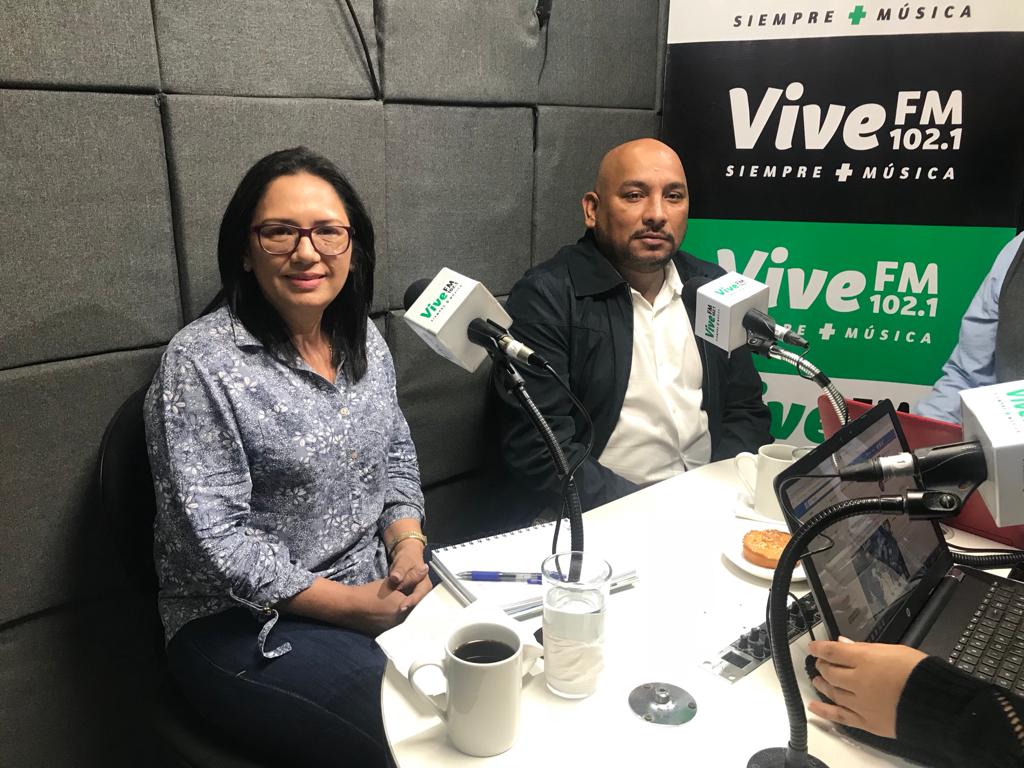 CuscatancingoSS's tweet photo. Alcaldesa de Cuscatancingo, Heicy Flores y su homólogo de Ciudad Delgado, Elmer Cardoza, en entrevista en radio 102.1, informa sobre logros y avances en los primeros 3 meses de gestión en beneficio de la población cuscatense. https://t.co/vefoXOYWVh