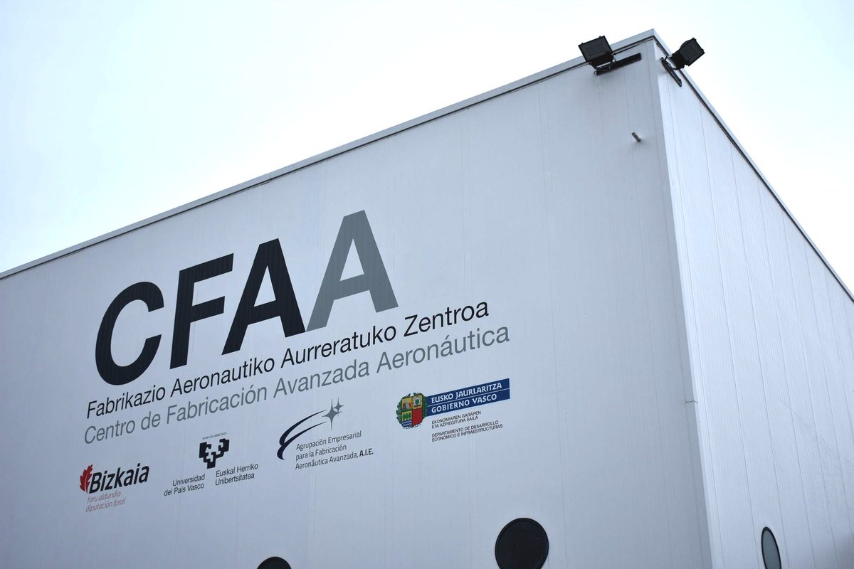 RenishawIberica's tweet photo. En el CFAA, nuestra #AM400 se utiliza para fabricar piezas en una variedad de metales, que incluyen aleaciones de titanio, níquel Inconel, aleaciones de aluminio @CfaaEhu https://t.co/xUZD8foH3h #Centrostecnologicos #Industria40 https://t.co/QqxpPfswIn