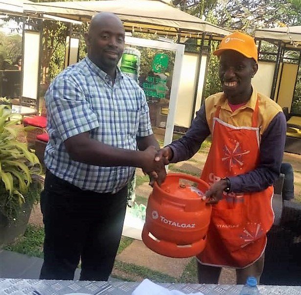 TotalEnergiesUG's tweet photo. Marvin Kagoro Wiltshire, Marketing and Communications manager at Total Uganda hands over a #TotalGaz cylinder to Innocent Kizza, the very first winner of the #TotalGazCookoff at the launch of the 4th edition of #KlaRestaurantWeek.
@mavilees @thePearlGuideUg https://t.co/vJhWBGwVBI