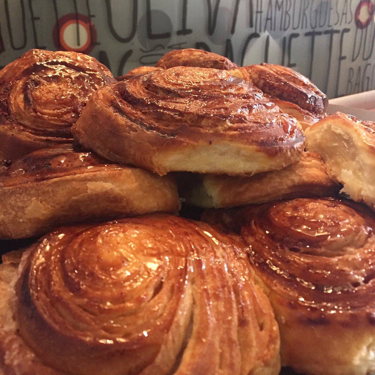 ednas_cafe's tweet photo. Quien tiene un día dulce tiene el mejor de los días 🤤
.
.
¡Te estamos esperando! 
.
.
.
.
#dulce #jueves #mañana #morning #postre #ednascafe https://t.co/MyecVIVVAx