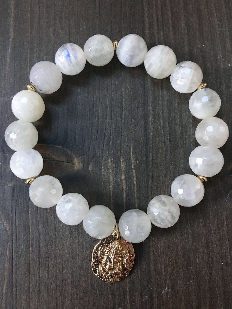 StudioBirch's tweet photo. Moonstone. 🌕•water element• 
Means new beginnings • enhances intuition • promotes inspiration, success &amp; good fortune. • travellers stone. •
#elements #water #handmadejewelry #yxe #yyj #bc #gemstones https://t.co/EpkB3Y9m0y