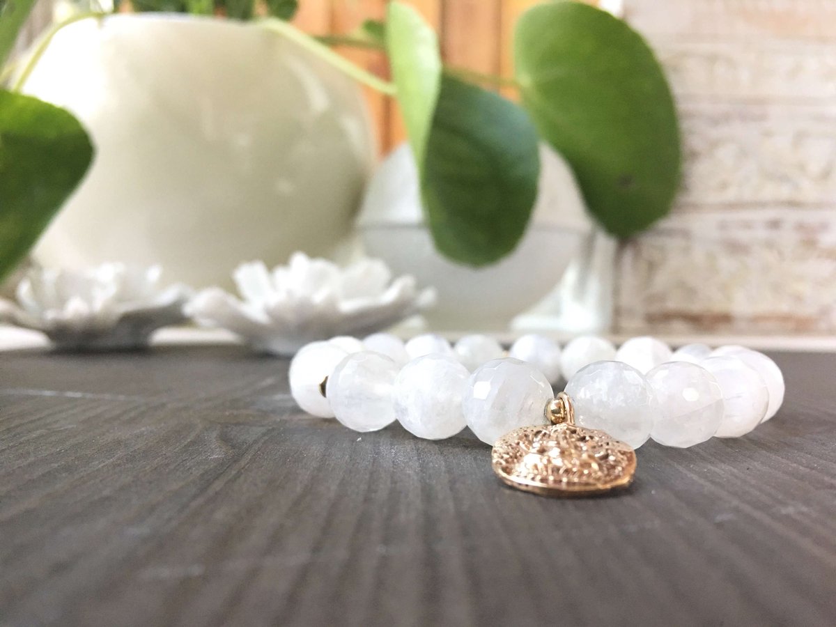 StudioBirch's tweet photo. Moonstone. 🌕•water element• 
Means new beginnings • enhances intuition • promotes inspiration, success &amp; good fortune. • travellers stone. •
#elements #water #handmadejewelry #yxe #yyj #bc #gemstones https://t.co/EpkB3Y9m0y