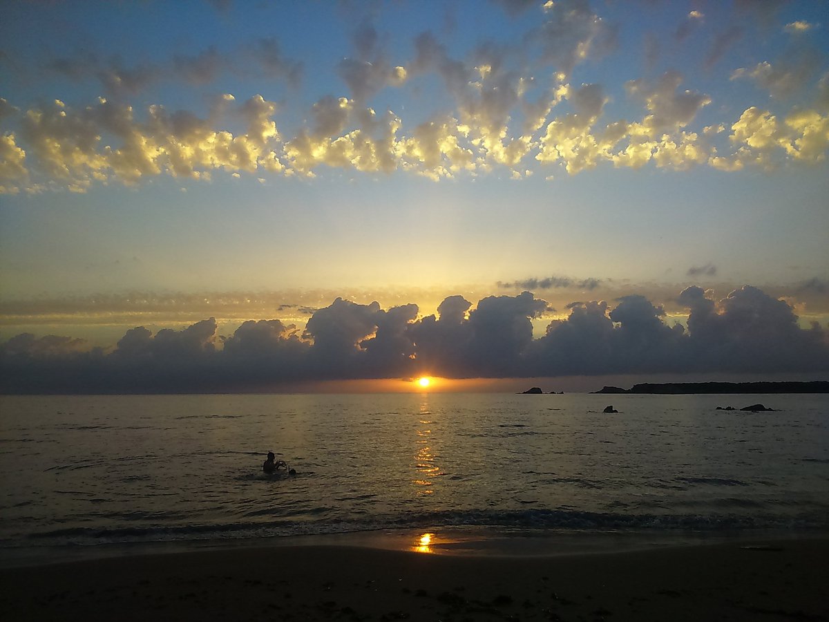 isra_hadia's tweet photo. I have no videos but I love photography so here's a sequence of pictures following the sunset in my local beach #jijel #Algeria @BTS_twt #GCFChallenge https://t.co/JaVeSdVJXQ