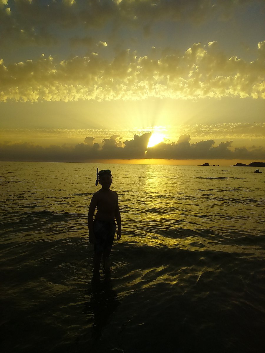 isra_hadia's tweet photo. I have no videos but I love photography so here's a sequence of pictures following the sunset in my local beach #jijel #Algeria @BTS_twt #GCFChallenge https://t.co/JaVeSdVJXQ
