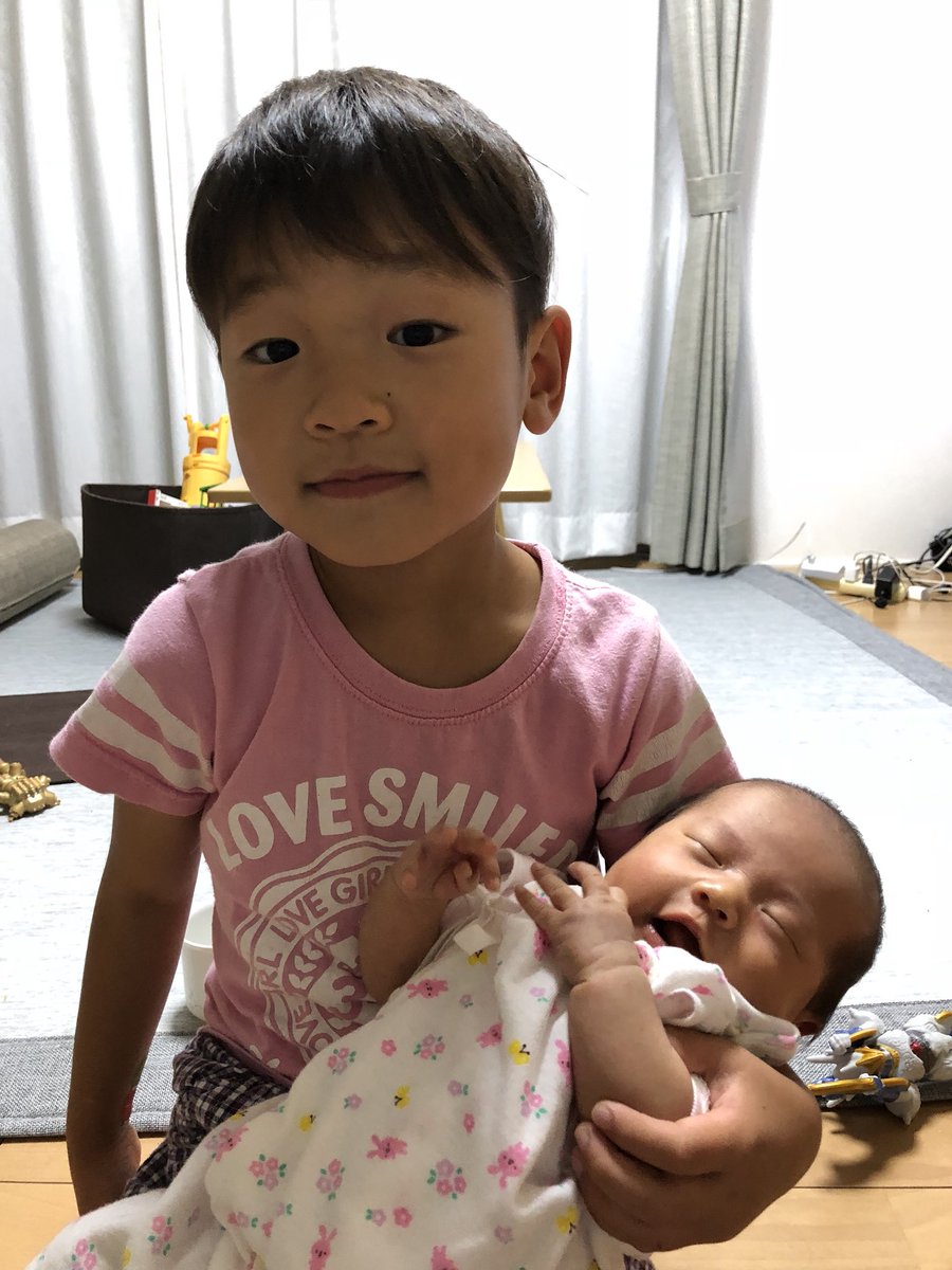 Uzivatel Eringi Na Twitteru はじめて抱っこさせてみました ﾟ ﾟ ドヤ顔 次男5歳 産まれる前までまだまだ 小さいなぁって思ってたけど 赤ちゃん居ると 大きくなったね 絶賛反抗期 赤ちゃん返り