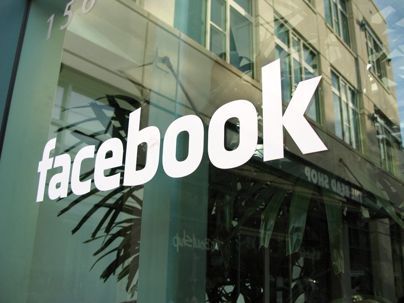 Poder360's tweet image. Facebook divide opiniões ao banir páginas e usuários por espalhar fake news. poder360.com.br/midia/facebook… #Facebook #FakeNews #banimento #páginas