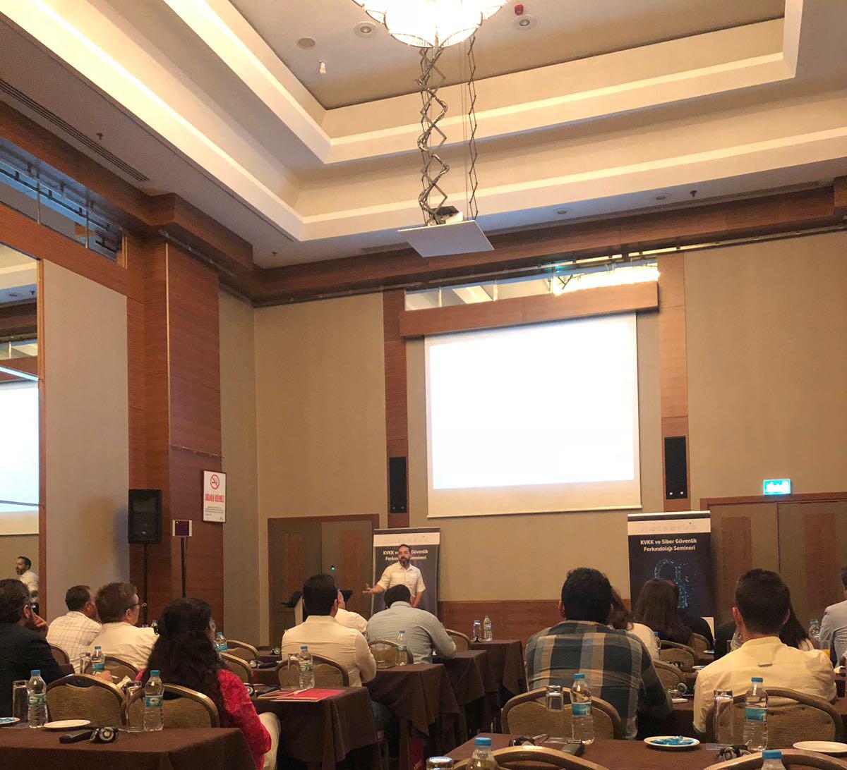 İzmir etkinliğimizdeki sunumunda katılımcılarımızın merakını uyandıran o gizemli fotoğrafın sırrı için CEO'muz Kaşif Can Altınay'ın blog yazısına bakabilirsiniz.

solidthinks.com/ana-sayfa/bir-…