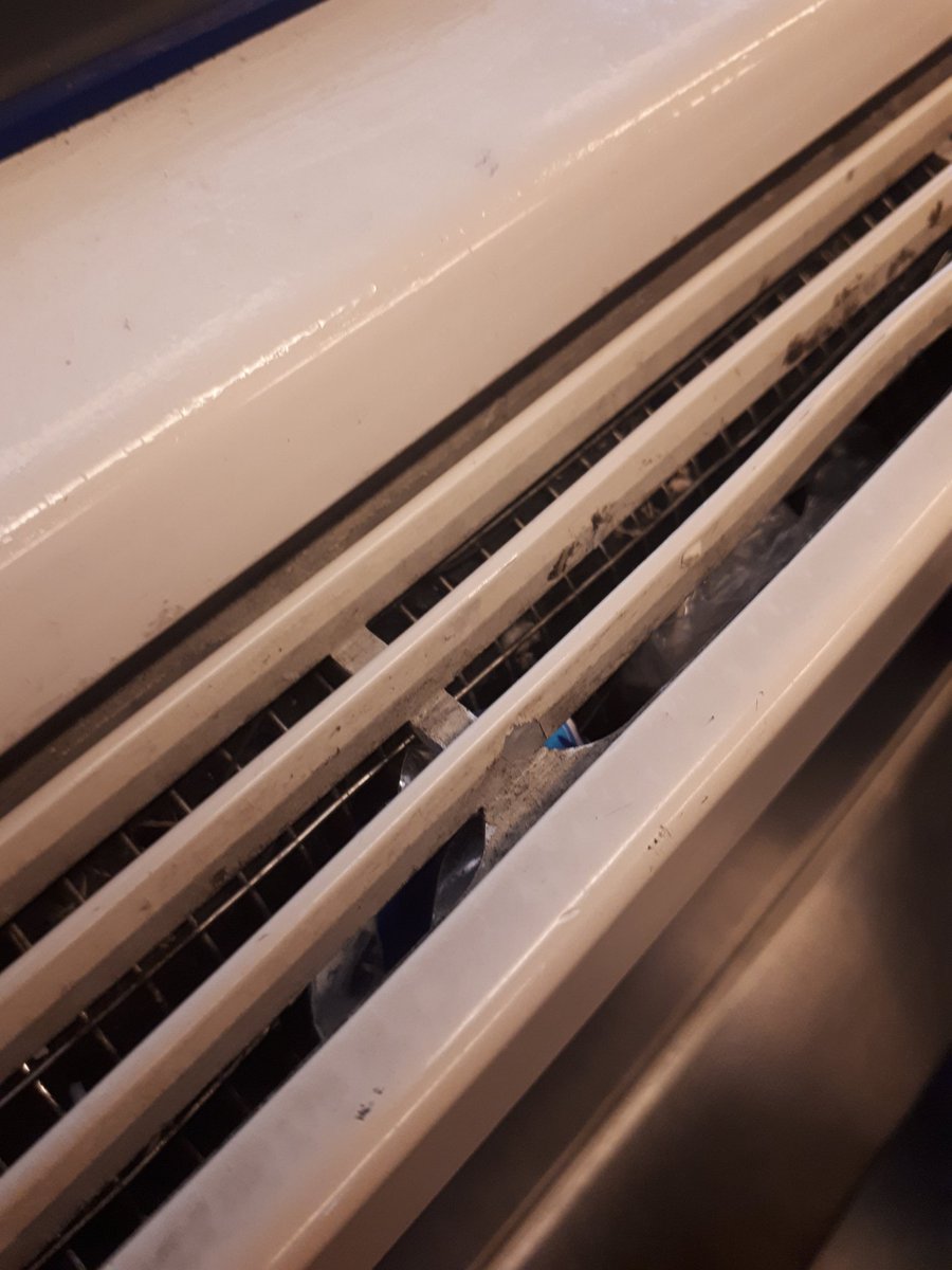 Une température d'environ 40 degrés dans le wagon, une climatisation crasseuse qui ne fonctionne plus et un petit retard sinon ça ne serait pas drôle, on risquerait de moins transpirer ! Merci <a href="/Actu_Transilien/">Transilien SNCF Voyageurs</a> <a href="/LIGNEJ_SNCF/">Ligne J</a> #honte