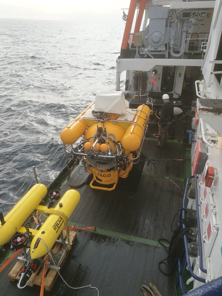 GEOMAR-4 #waveglider on its first mission... sniffing for methane seeps in the North Sea and for underwater positioning of sub #JAGO and Girona-500 AUV... follow mission and near-realtime data here: waveglider.geomar.de  @iquarobotics @LiquidRobotics @GEOMAR_en