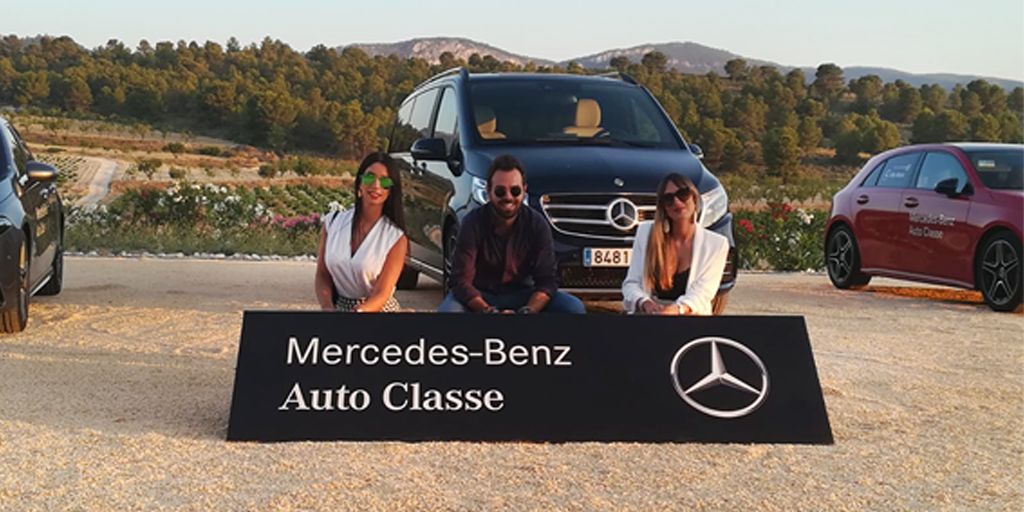 Auto_Classe's tweet photo. El pasado viernes disfrutamos de poesía embotellada bajo un magnífico atardecer en @BodegasCasaRojo . #AutoClasse llevó dos Clase A 🚘🚘 y una Clase V 🚐 al evento #CasaRojoXMercedesBenz para transportar a los influencers que nos acompañaron ¡Lo pasamos genial! Mira las fotos 👇 https://t.co/WNa3B8ZHdY