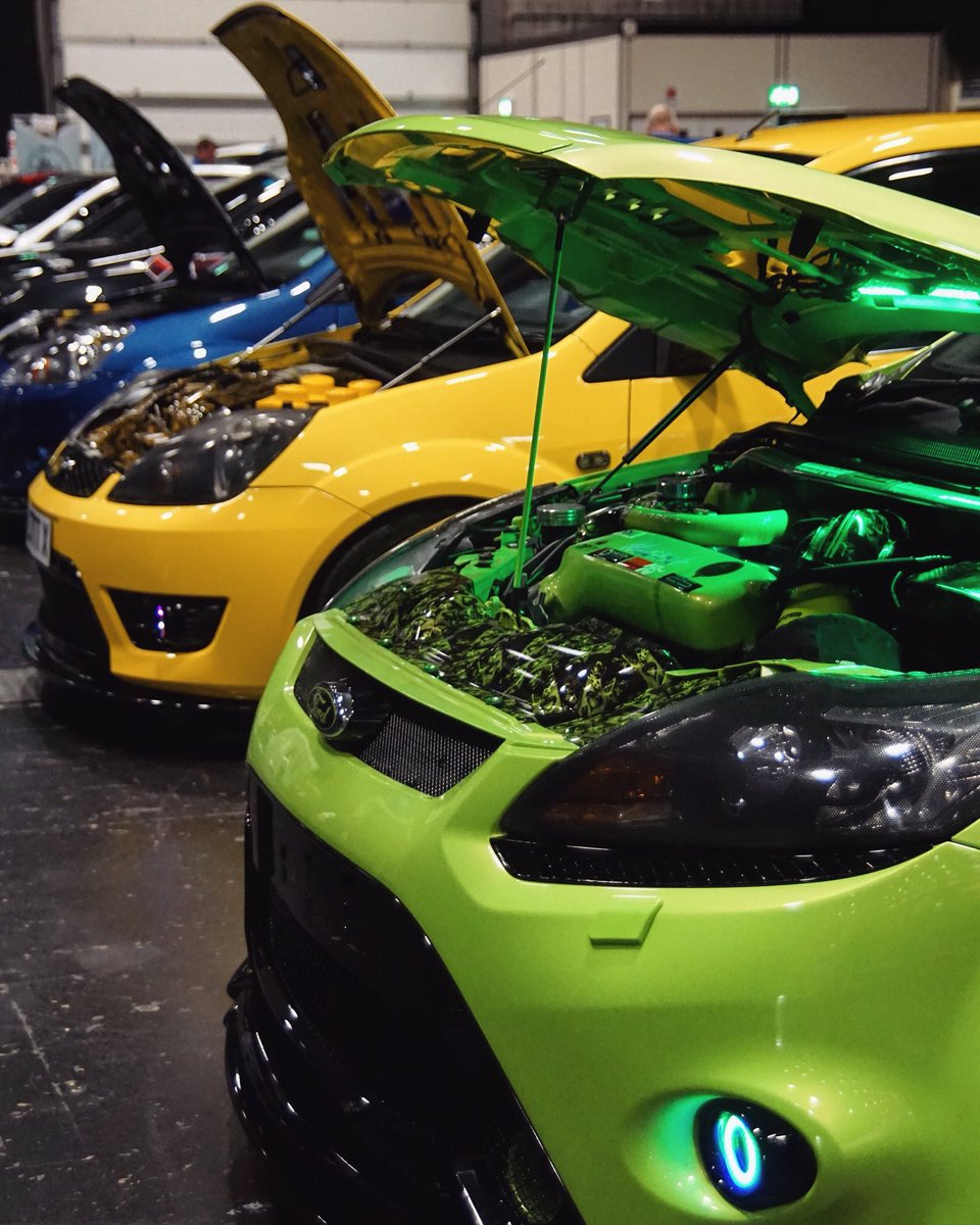 #ThrowbackThursday to Sunday 😂 a nice mini rainbow of cars at Waxstock 🌈 #RainbowRally #DecisionsDecisions #SlimsDetailing