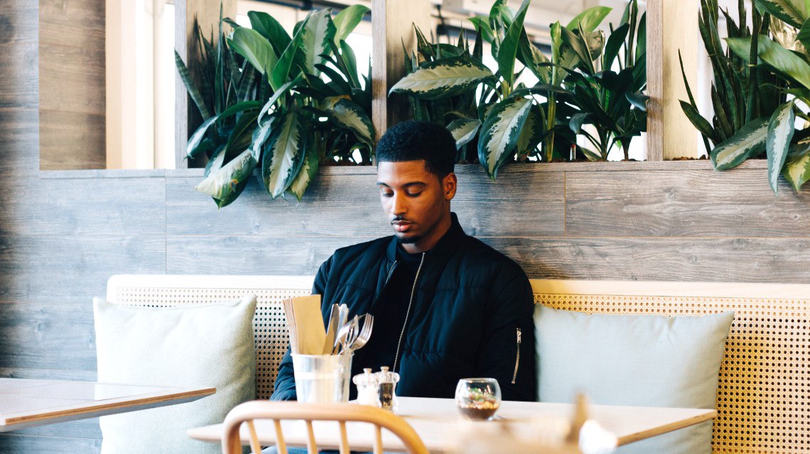 Devient-il de plus en plus difficile de partager le déjeuner de travail en bonne compagnie ? Allons-nous tous bientôt déjeuner dans notre coin ?demainlequotidien.fr/article/prendr… | #Alimentation #DemainleQuotidien #Food #SocialFood