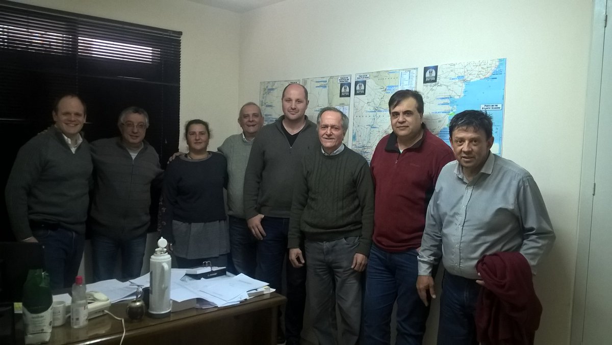 AgrupVyBPuertos's tweet photo. Los ferroportuarios de la Comisión Directiva de @apdfanacional reunidos haciendo un balance de mitad de año y planificando las acciones venideras https://t.co/3OgmkYprO5