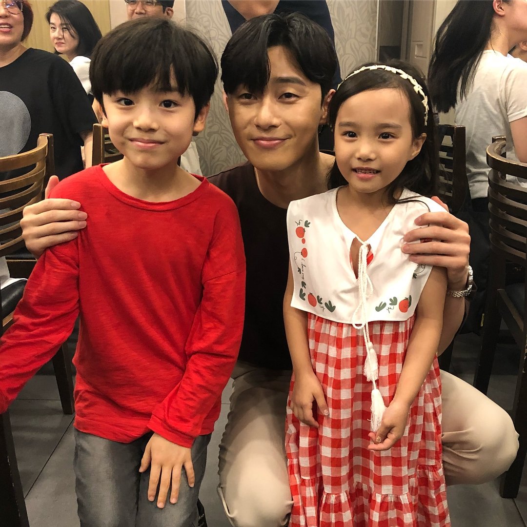 ParkSeoJoonTH's tweet photo. พัคซอจุนถ่ายภาพกับน้องมุนอูจินและน้องคิมจียู นักแสดงในบทยองจุนและมิโซวัยเด็ก ที่งานเลี้ยงปิดกล้องค่ะ 😍💕 ©wj_2009  #WhatsWrongwithSecretaryKim https://t.co/kqL4F9QY1e