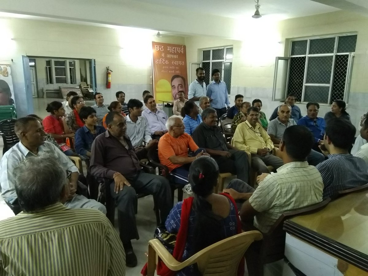 भाई <a href="/raghav_chadha/">Raghav Chadha</a> ने साध नगर वार्ड के कार्यकर्ताओं के साथ पालम विधानसभा कार्यालय में विचार-विमर्श किया।