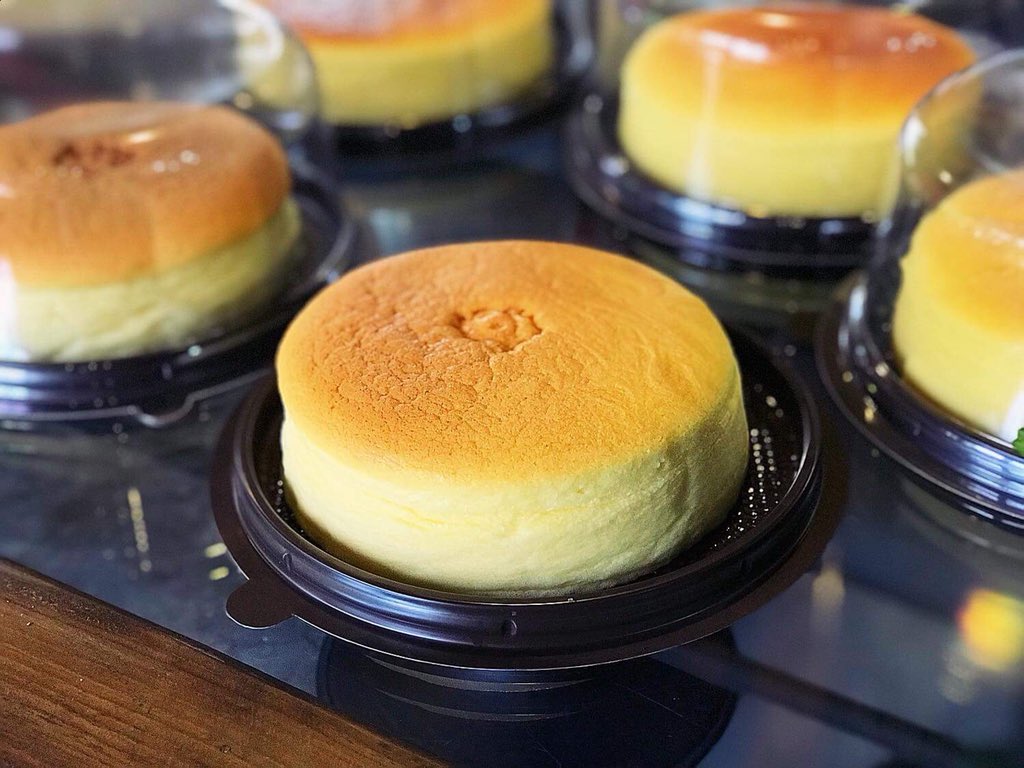 fluke_teepaat's tweet photo. ถึงตัวจะบวมๆ.. แต่ดูรวมๆแล้วก็น่ารัก 🤪😂 

#เจ้าของร้านไม่ได้บอก 5555 
#เจแปนนิสชีสเค้ก 😋 #TTHREE #TTHREEDRINKS

แวะมาอุดหนุนได้... ร้านนี้มีแต่ของอาหย่อยยย @tthree_t3 https://t.co/wburxowq4n