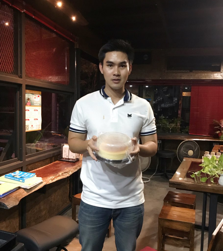 fluke_teepaat's tweet photo. ถึงตัวจะบวมๆ.. แต่ดูรวมๆแล้วก็น่ารัก 🤪😂 

#เจ้าของร้านไม่ได้บอก 5555 
#เจแปนนิสชีสเค้ก 😋 #TTHREE #TTHREEDRINKS

แวะมาอุดหนุนได้... ร้านนี้มีแต่ของอาหย่อยยย @tthree_t3 https://t.co/wburxowq4n