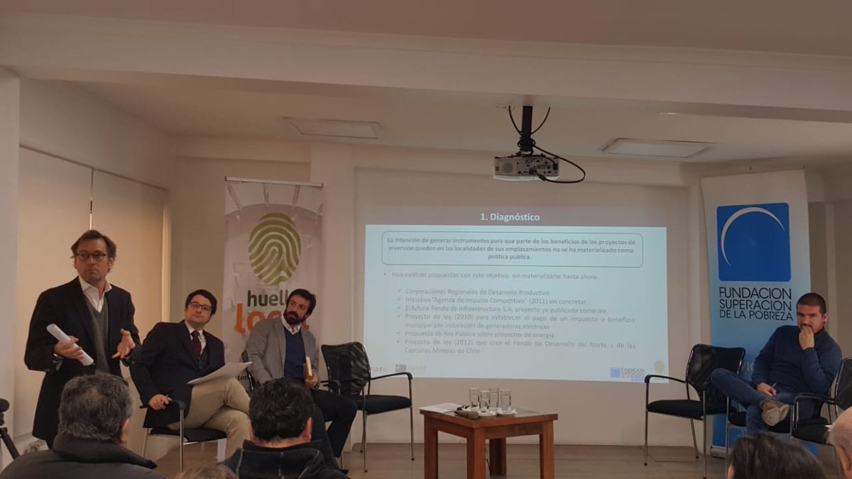 HuellaLocal's tweet photo. "La gente no participa, porque cree que no incide. Queremos que hacer que la personas incidan en el desarrollo local", afirma @SchaefferJuan, Gerente de División de Desarrollo Sustentable de @ColbunEnergia. #ColoquioFDL. https://t.co/UqcbG4nnV3