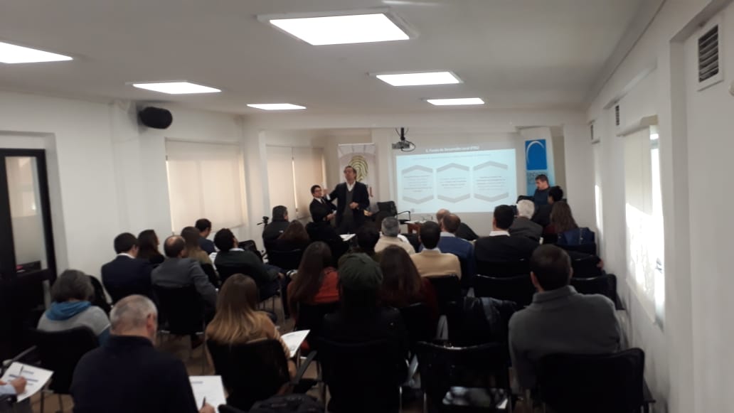 FMultitudes's tweet photo. .@SchaefferJuan, de @SofofaChile "gente no participa por que cree que no incide (...) Tenemos que hacer que las personas incidan en el desarrollo local" #OGP #ColoquioFDL Apoyamos a @HuellaLocal en su Coloquio “Una propuesta en construcción para un Fondo de Desarrollo Local" https://t.co/d4zBqE1WRe