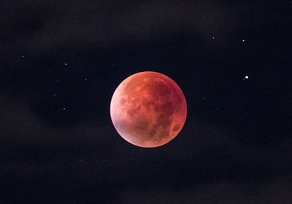 Ga morgen kijken naar de rode maan op de béste uitkijkplek van Texel! Lees de tip en meer uitleg van <a href="/BoswachterChar/">Boswachter Charlotte</a>: tinyurl.com/ycb93se6