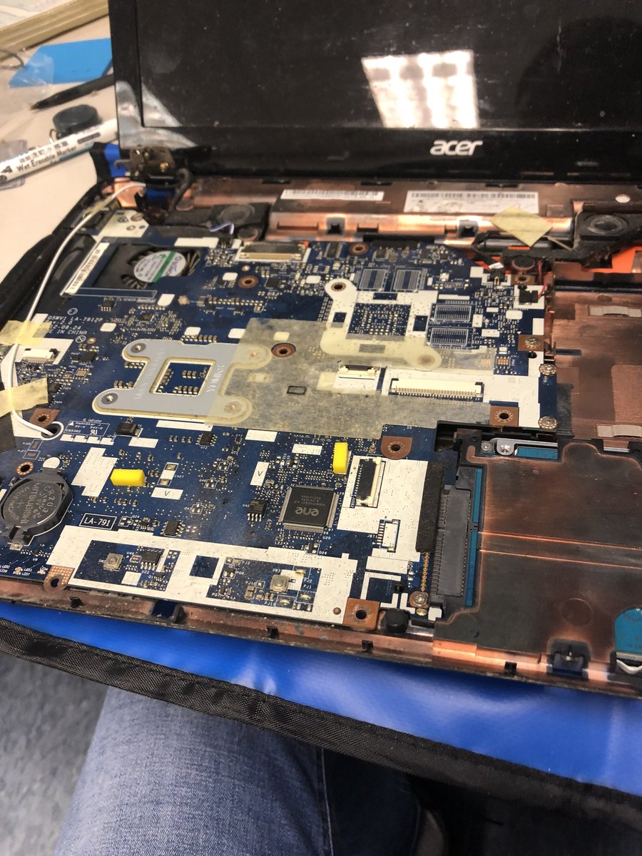 ThePromiseTech's tweet photo. Burned out usb port?? Replaced😊
#ThePromiseTech #Yourfuturetechnician #acer #laptop #electronicrepair #happycustomer https://t.co/SOzjMQMXel