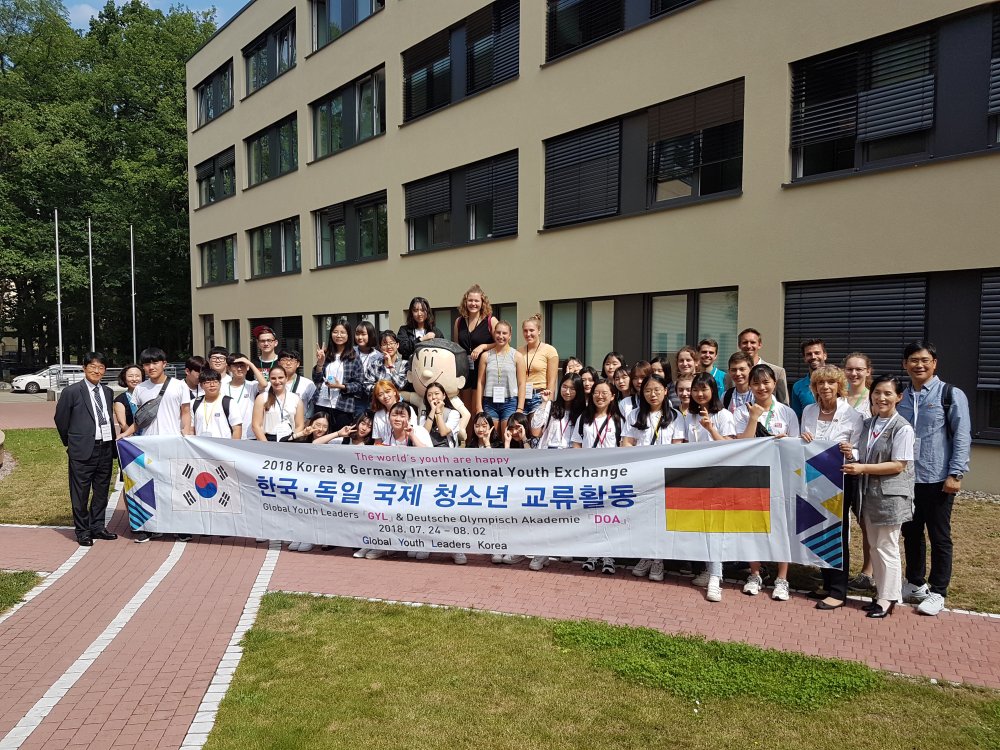 DeuOA's tweet photo. Gestern feierte das #DOJL eine besondere Verlängerung mit dem Besuch der koreanischen "Global Youth Leaders" aus Gangneung in Frankfurt. Den Nachbericht zum Tag - vom Empfang bei der @Stadt_FFM bis zum Ausklang in der @DOSB-Zentrale - gibt es hier: https://t.co/zF9FbQUW4H https://t.co/0ymWFXdrao