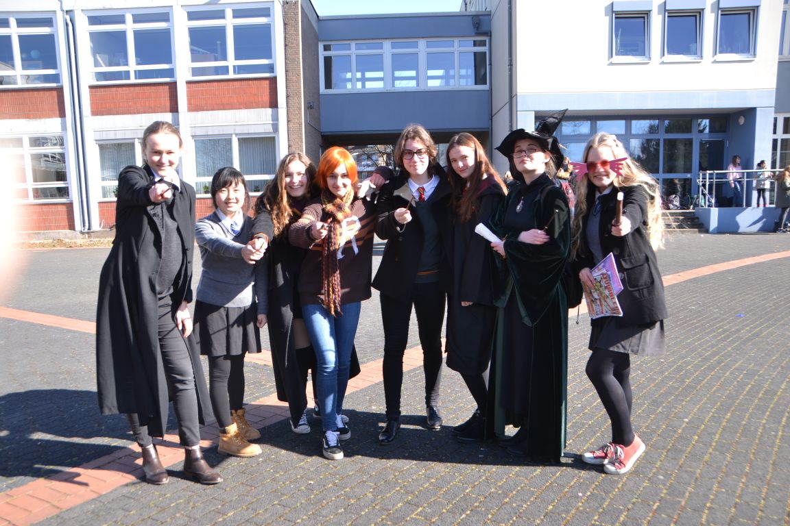 ItsMeCeli_'s tweet photo. @jk_rowling What do you think of our Harry Potter crew? :) https://t.co/90H70F0Sjo