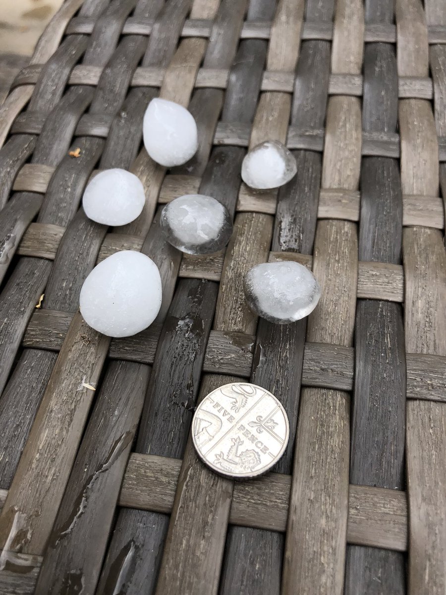 sub2hours's tweet image. Hailstones the size of marbles in Sunny Mansfield