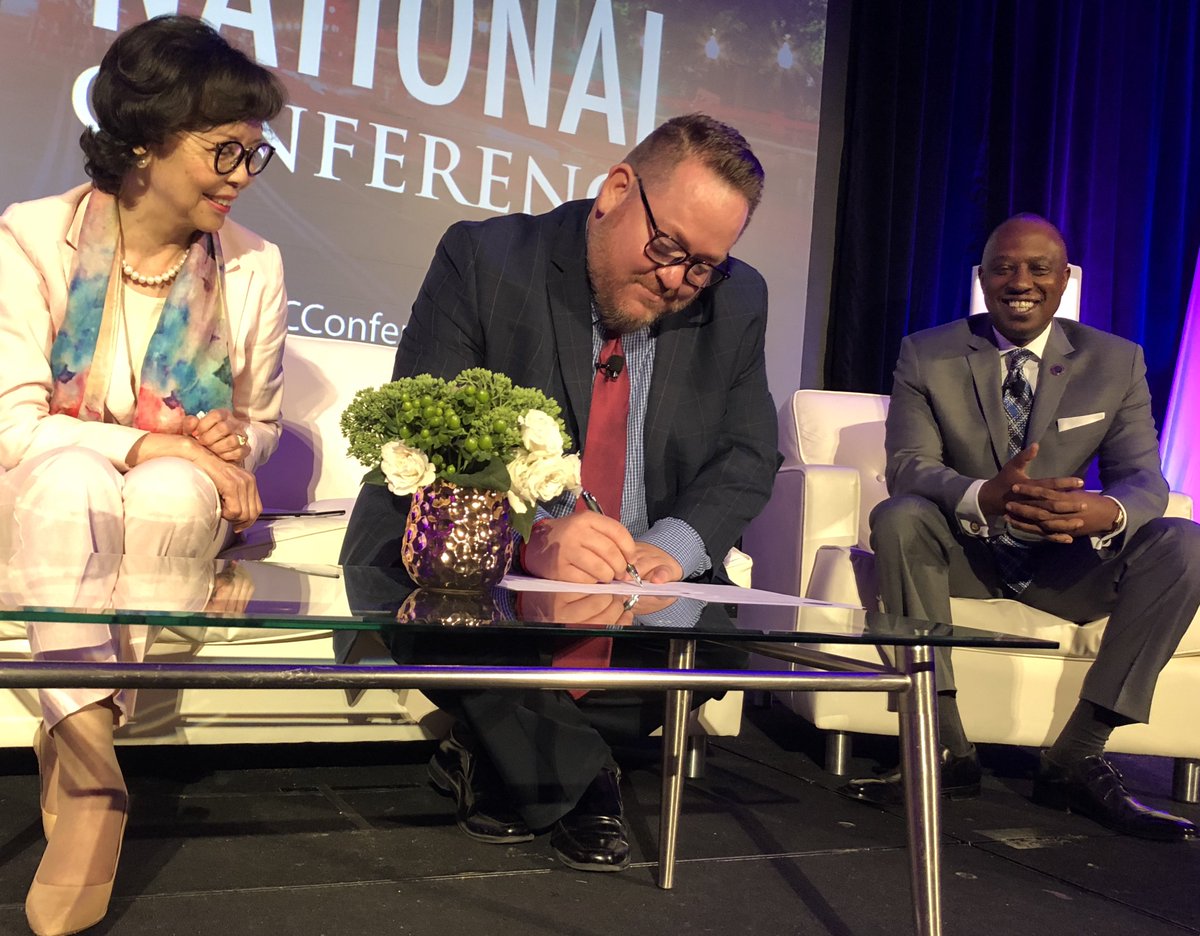 NGLCCJustin's tweet image. Today, @NGLCC signed a historic MOU agreement with @USPAACC_EF and @usblackchambers at #USBCconference2018 to strengthen the bonds between our organizations. Diverse communities working together makes our economy stronger! #LGBTBiz